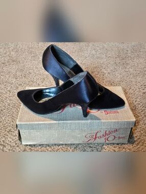 Vintage Classic Black Pointed Pumps